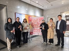 女教职工们正在工会工做人员的指导下领取属于